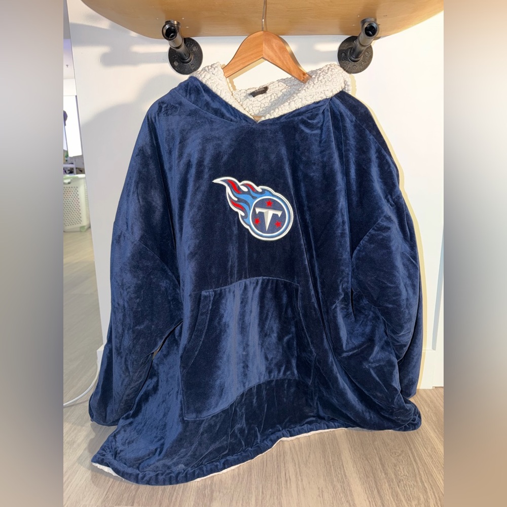Tennessee Titans Plush Hoodie Blanket -Navy with White Sherpa. Reversible